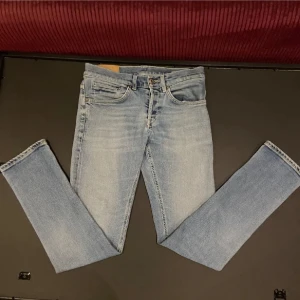 Ljusblå dondup jeans - Snygga dondup jeans som är  ljusblå . De har en klassisk sliten disign och en bekväm, passformen är George som är  skinny/straight . Perfekta för en avslapnad stil. Det passar mig som är 170 lång, W29 L30 Nypris ca 2500kr.
