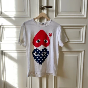 CDG T-Shirt - Säljer en Cdg Tisha i nyskick. Inga fläckar eller defekter. Storleken är M, men som ni kanske vet sitter dessa en storlek mindre, dvs S. Hör av er vid frågor!