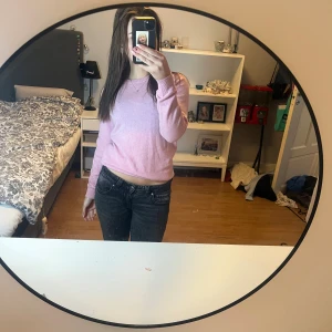 Ljusrosa stickad tröja - Superfin ljusrosa stickad tröja med rund hals och långa ärmar. Tröjan har en enkel och clean look, perfekt att matcha med jeans eller kjol. Mjuk och skön känsla, passar dig som gillar en basic men söt stil. Aldrig använt då jag fått dig och inte gillar rosa 💞