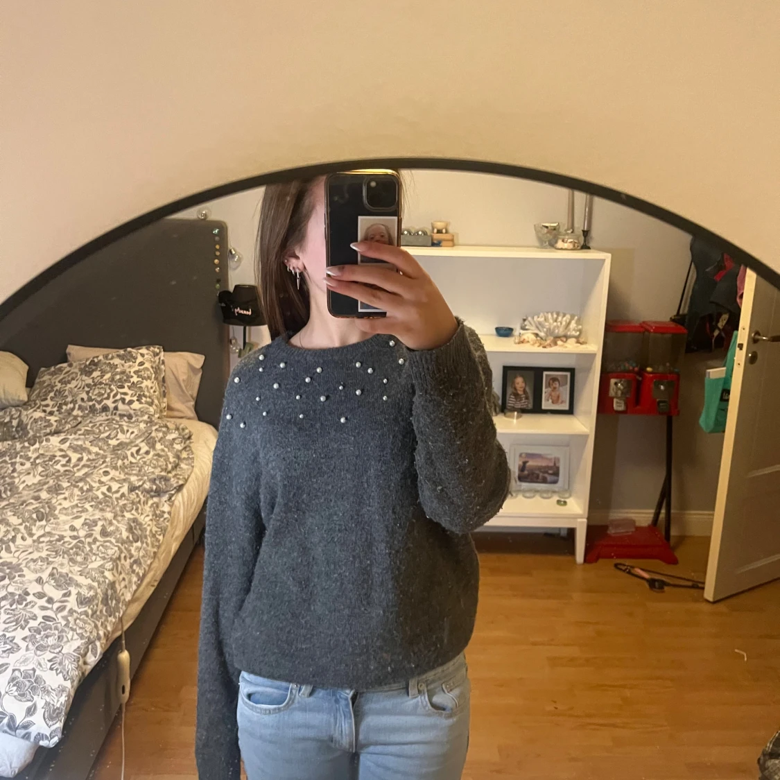 Mörkgrå stickad tröja med pärlor