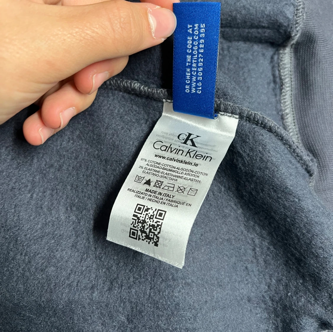 Grå hoodie från Calvin Klein - 3