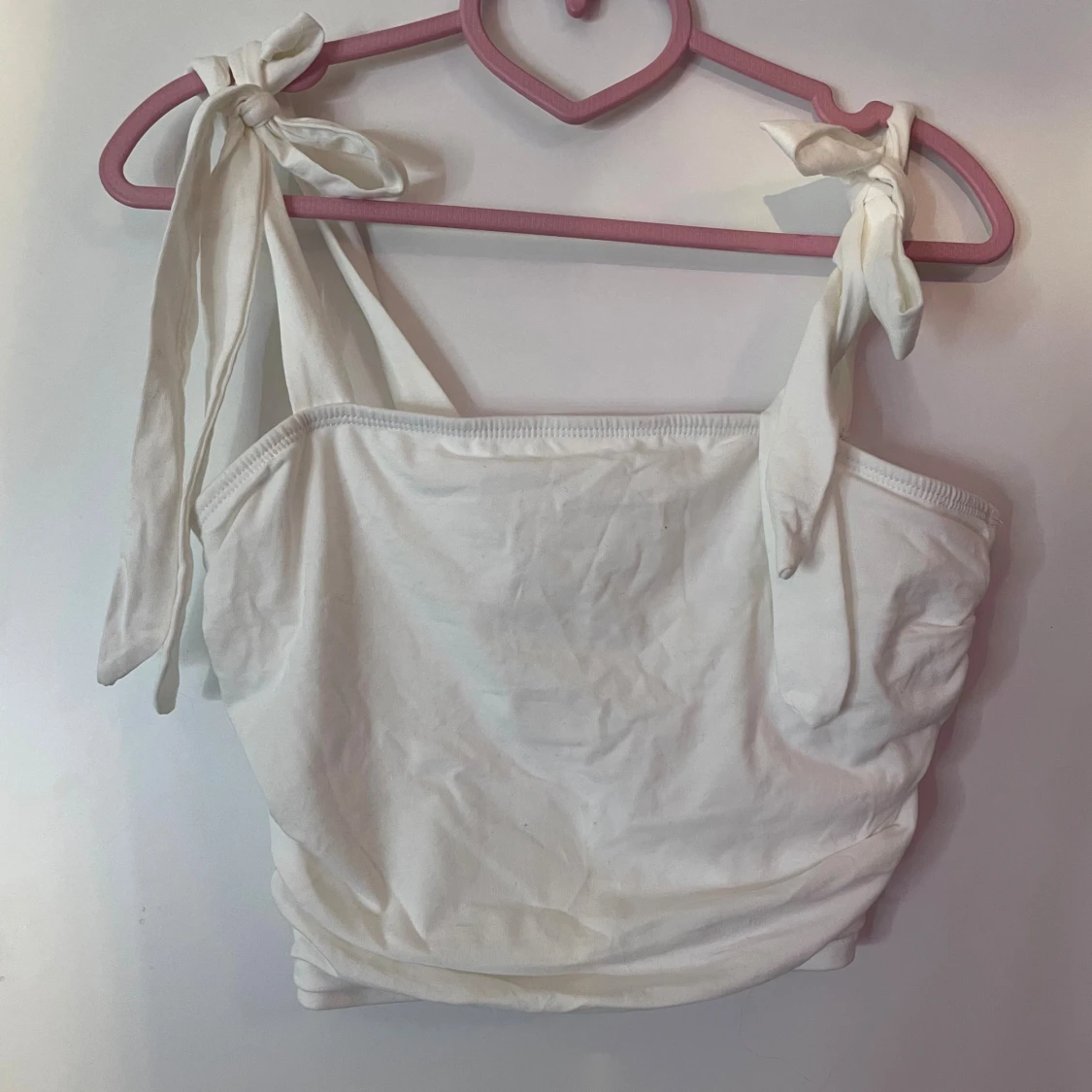 Vit croppad linnetopp med knyt - 1