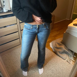 Lågmidjade bootcut jeans  - Lågmidjade bootcut jeans som ej kommer till användning, de är uppsprätta längst nere och jag är 169💗