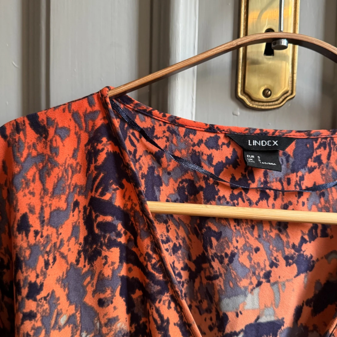 Mönstrad omlottklänning  - 2