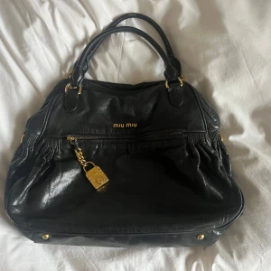 Miu Miu väska - Så fin väska från Miu Miu som tyvärr inte kommer till användning! Är köpt på vestiaire collective så äkthets kontrollerad 💓Väskan är i ganska bra skick, innerfodret har gått sönder lite och skinnet är slitet på visa ställen 💘Pris kan absolut diskuteras vid snabb affär!! 🤗🤗