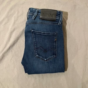 Nya blåa Replay jeans  - Helt nya blåa jeans från Replay i storlek 27/32 Aldrig använda – bara testade! Sitter snyggt med en klassisk slim fit-passform och är i riktigt bra kvalitet, som alltid från Replay 