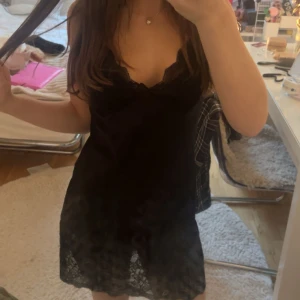 Svart slipklänning med spetsdetaljer - Svart spets nattlinne, är osäker på storleken men skulle säga att den passar xs/s