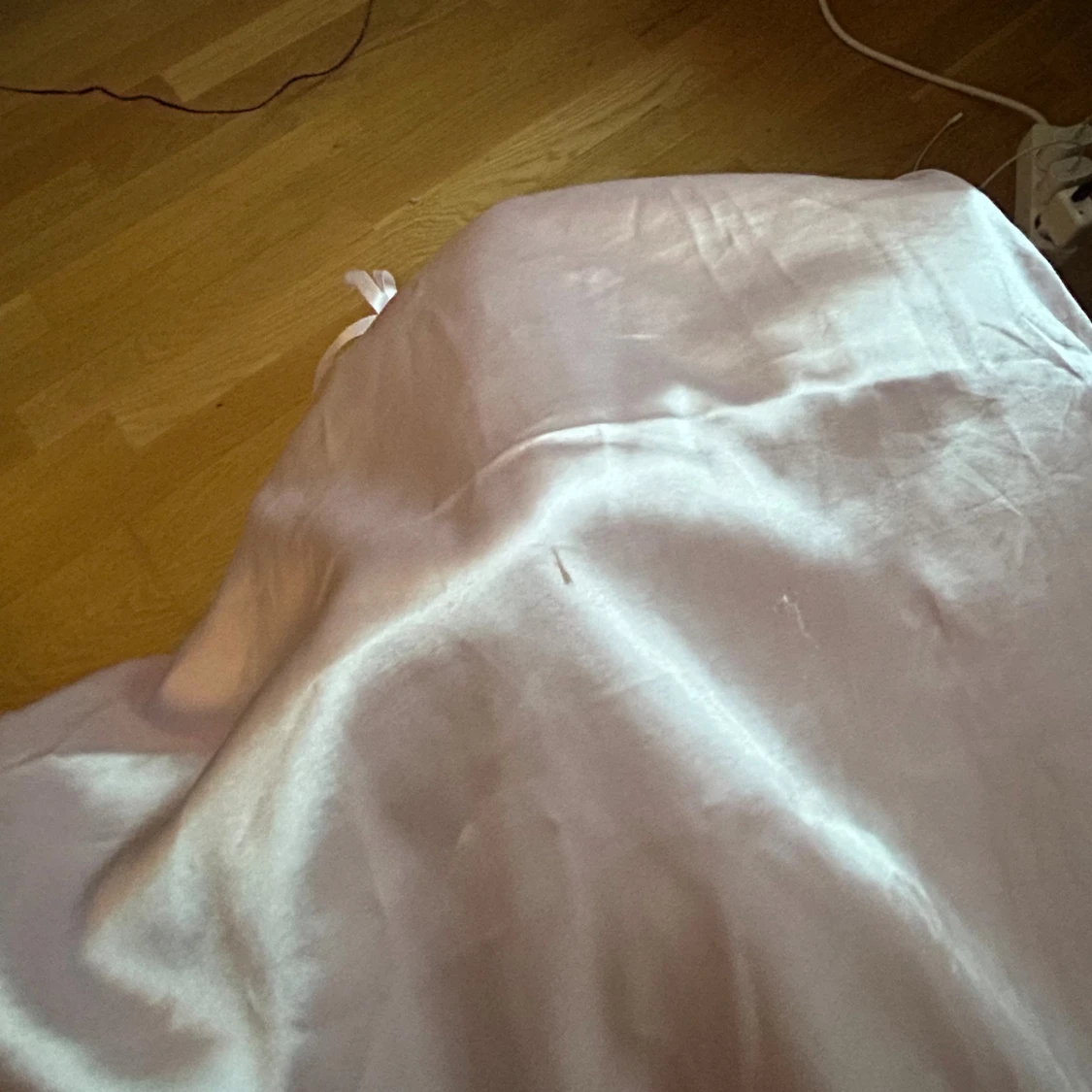 Ljusrosa satinklänning med spets - 3