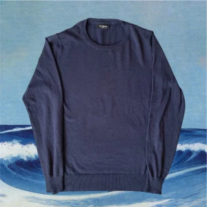 Mörkblå Kashmir tröja - Mörkblå tröja från ett märke som heter movesgood och i Kashmir. Väldigt bra skick skriv för fler frågor!