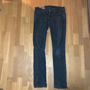 Acne Studios Blå Konst jeans, mörkblå - Säljer ett par mörkblå jeans från Acne Studios Blå Konst. Klassisk femficksmodell med raka ben och normal passform. Jeansen är tillverkade i kraftigt denimtyg och har snygga detaljer som synliga sömmar och läderpatch i midjan.
