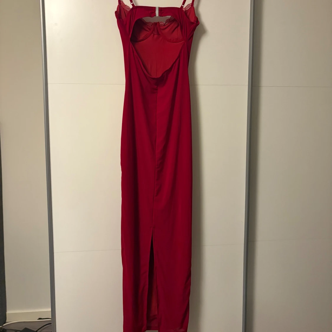 Röd långklänning med spetsdetaljer - 2