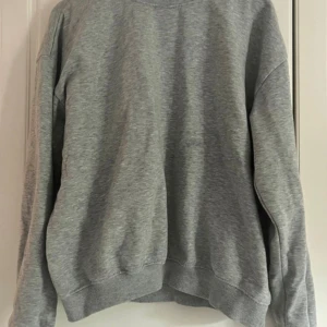 Grå basic sweatshirt i bomull - Skön stilren sweatshirt, lite oversize