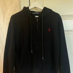 Ralph Lauren Zip Hoodie - Säljer nu en Ralph Lauren Zip Hoodie i väldigt fint skick. Har inga fläckar eller andra defekter.