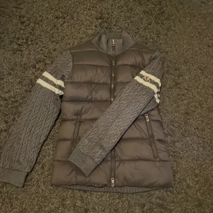 Grå Moncler cardigan  - En riktig fet moncler cardigan i stickat grått material. Jackan är i topp skick och kommer passa perfekt nu inför det kalla vädret. Jackan är i storlek L men sitter lite mer som M, men den passar både L och M skulle jag säga. Kom dm för mer info!