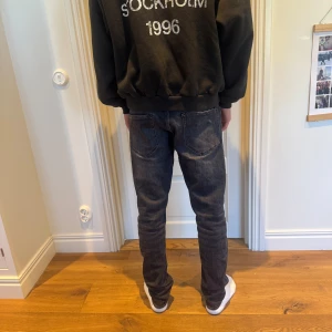Mörkblå jeans från Tiger of Sweden - Snygga mörkblå jeans från Tiger of Sweden i klassisk femficksmodell. Jeansen har en rak passform med normal midja och är tillverkade i slitstarkt denim. Perfekta för dig som gillar stilrena och tidlösa jeans med bra passform.