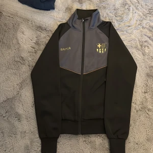 Fotbollströja - En riktigt snygg Barcelona tröja med gyldtrycka barcelona märken. Tröjan är köpt i spanien från en barcelona butik i Mallorca. Storlek S. Priset är ej hugget i sten!