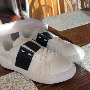 Valentino Garavani Open sneakers vit/svart - Säljer mina Valentino open då dom inte passar mig, nästan helt nya använda ca 2 gånger. Pris kan diskuteras mvh