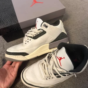 Jordan 4 - Jordan 4 med riktig fina detaljer, condition 8/10 i storlek 42,5. Kom privat för mer frågor och bilder