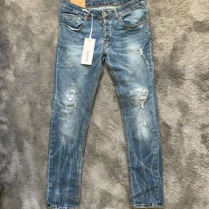 Dondup jeans - Tja! Säljer nu dessa feta dondup jeansen i fint skick! Jeansen har en skön tvätt med orginal slitningar! Storlek 35 fit 34,! Skriv vid bilder eller frågor