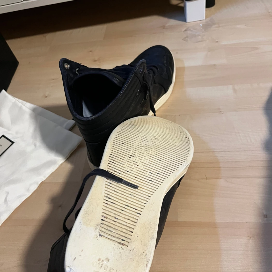 Svarta high top sneakers från Gucci - 2