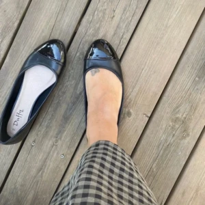 Svarta ballerinaskor från Duffy - Säljer nu dessa snygga ballerina skor från Duffy i storlek 39, de har använts några gånger men är ändå i fint skick❣️