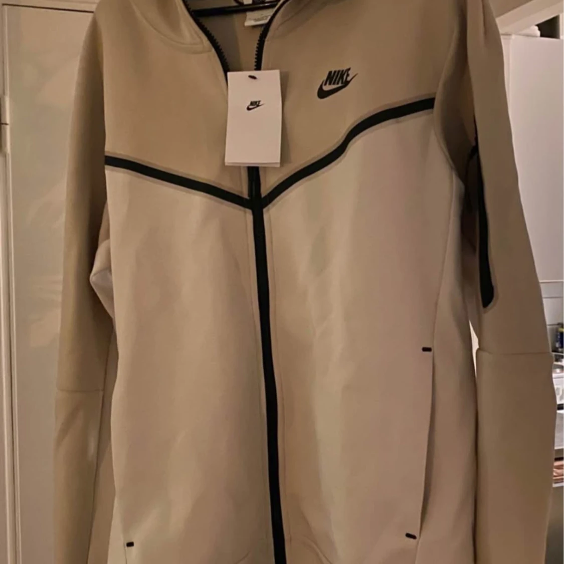 Beige Nike vindjacka med svarta detaljer - 3