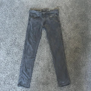 Svarta skinny jeans från Replay - Snygga svarta jeans från Replay med klassisk femficksdesign och smal passform. Jeansen har diskreta Replay-detaljer vid fickan och är tillverkade i stretchigt denim för extra komfort. Perfekta för dig som gillar en tight och stilren look.