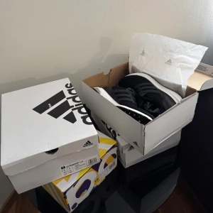 Adidas Ultraboost 1.0 Svarta Sneakers - Säljer ett par svarta Adidas Ultraboost 1.0 sneakers med vit boost-sula och stickad ovandel. Skorna har klassisk snörning, svarta detaljer och en bekväm, responsiv sula. Perfekta för dig som gillar stilrena och sportiga sneakers med grym komfort. Finns i både storlek 43 och 44