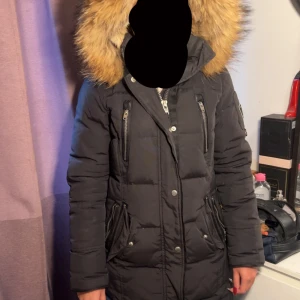 !Jätte fin rock,n blue jacka! - Jätte tjock och varm rock,n blue Antarktis jacka som kommer i bra skick. Det finns inga hål på jackan. Perfekt för vintern.