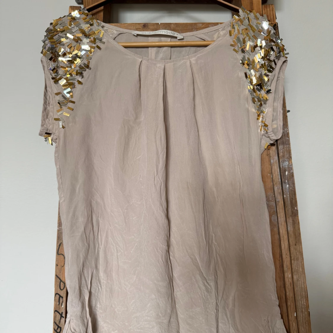 Beige blus med paljetter från Custommade