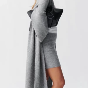 Grå lång cardigan | Gina tricot - Grå lång cardigan!☺️ Ullig av sig i modellen även som nyköpt, mycket bra skick! Innehåller: 14% ull  Storlek S Längd 124 cm