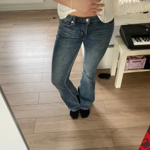  blå bootcut jeans - Säljer ett par klassiska bootcut jeans ifårn weekday. Super sköna och enkla att hitta matchande kläder samt bra kvalitet. Köpta för runt 500kr. Bra skick men lite slitet vid fötterna bak till.