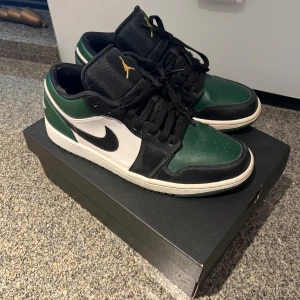 Nike Air Jordan 1 Low grön/svart - Nike Air Jordan 1 Low sneaker i storlek 44. I väldigt fint skick.