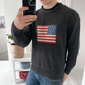 Gant tröja med usa flagga  - Gant tröja med usa flagga , i storlek L. Kolla tredje bilden för exakta färgen. Inga defekter,  sitter fint på modellen som är 180,75 kg. Väldigt najs ✌️ 
