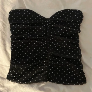 prickig topp  - jättesnygg svart prickig topp från bikbok i storlek XS❣️använd 1-2 gånger 