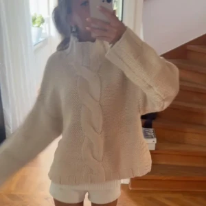 Zara stickad polo - Supermysig trendig och slutsålda tröja ifrån Zara. Nästan aldrig använd så i nyskick💕