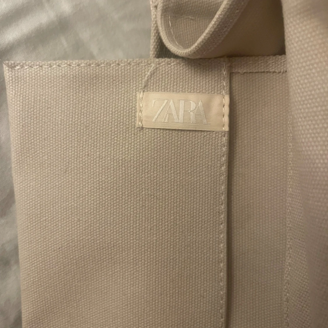 Beige axelväska från Zara i canvas - 1