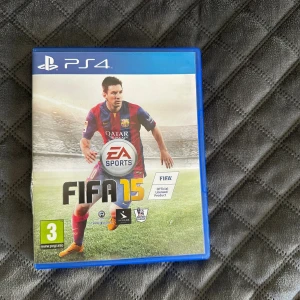 FIFA 15 PS4 - FIFA 15 till PlayStation 4 i originalfodral med skiva och manual. Spelet är i gott skick med endast mindre slitage på fodralet. Upplev realistisk fotboll med autentiska ligor och lag. Perfekt för fotbollsfans och samlare.