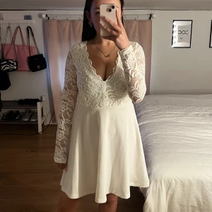 Vit Spetsklänning - Säljer en vit v-ringad spetsklänning med blommor i storlek S från bubbleroom, använd en gång. köpt för 699 men säljer för 400💕