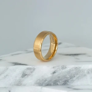 Aureus - ✔ Material: 316L Rostfritt stål med guldfinish ✔ Bredd: 8mm ✔ Design: Borstad yta med polerade kanter ✔ Insida: Polerad för maximal komfort ✔ Egenskaper: Slitstark, rostbeständig & hypoallergen.      OBS‼️‼️ BETALNING SKER VIA ENVICTUS HEMSIDA!!🤩