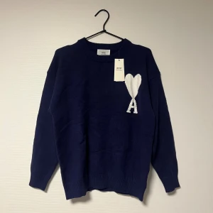Ami Paris  - Säljer en mörkblå Ami Paris tröja med vitt hjärta och bokstaven A på bröstet. Tröjan är i storlek S och aldrig använd. Vid frågor och funderingar är det bara att höra av sig. Pris kan diskuteras!