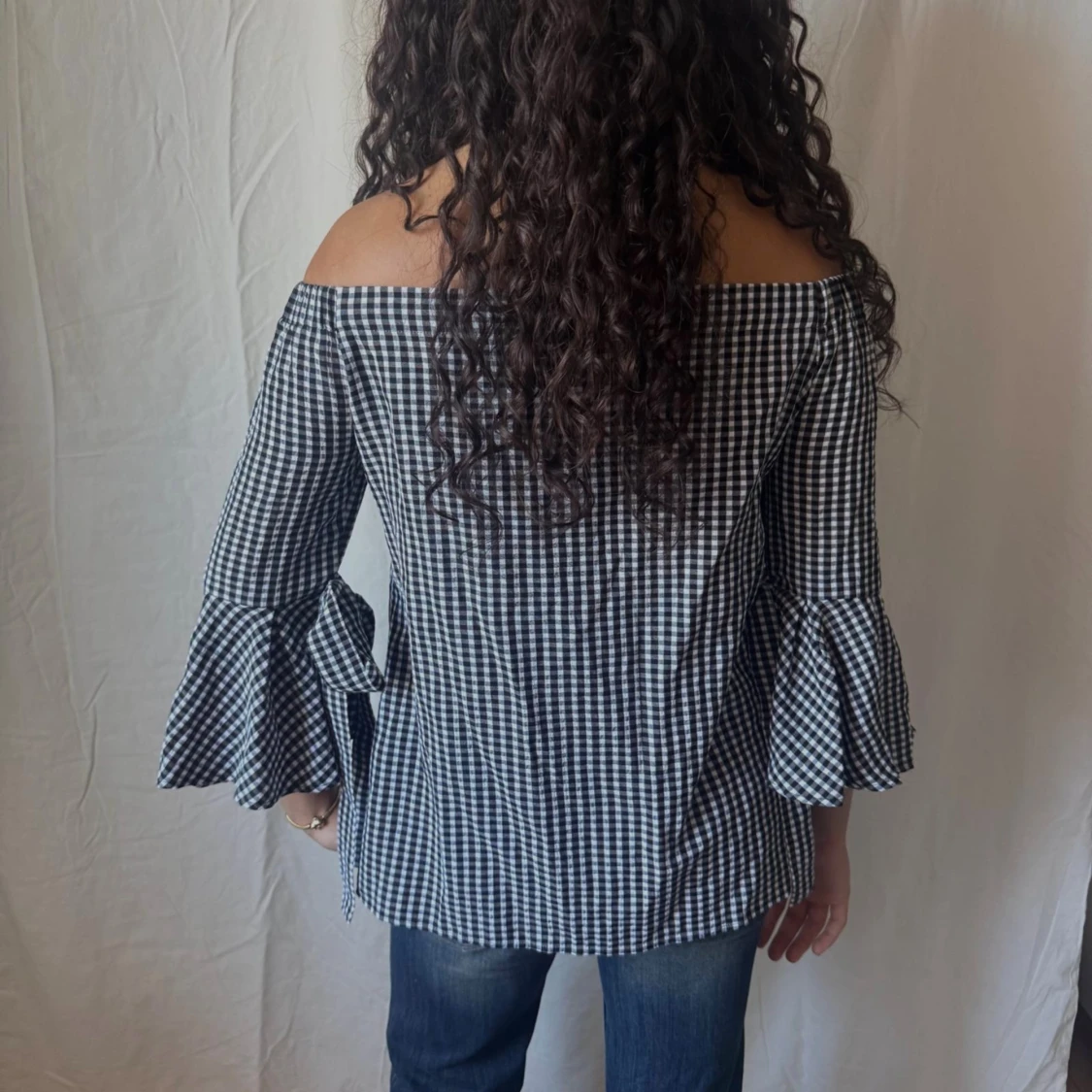 Offshoulder rutig blus med volangärm - 2
