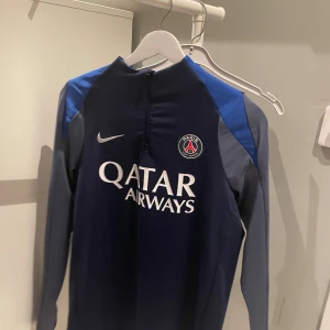 PSG långärmad träningströja Nike - Snygg långärmad fotbollströja från Paris Saint-Germain med Qatar Airways-tryck på bröstet.Köpt i London psg butik för 1000kr