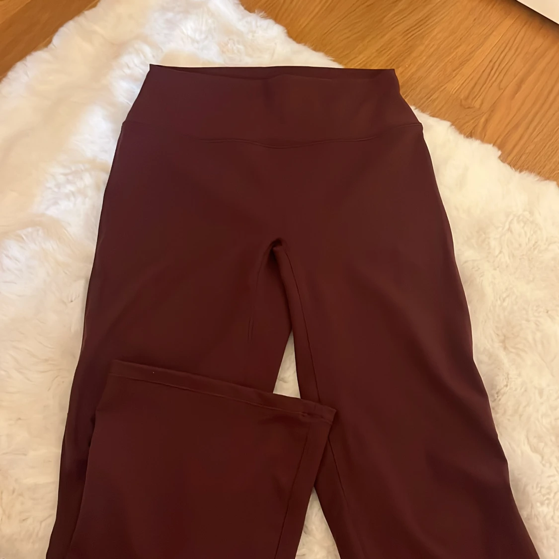 Vinröd träningsjacka H&M storlek s i toppen och M i byxa - 3