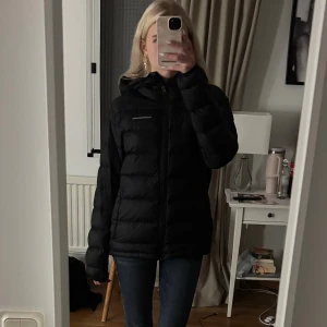 Peak performance jacka  - Fin pufferjacka perfekt till vintern från Peak performance. Inga tydliga tecken på användning alls. Skriv vid frågor 💖💖💖
