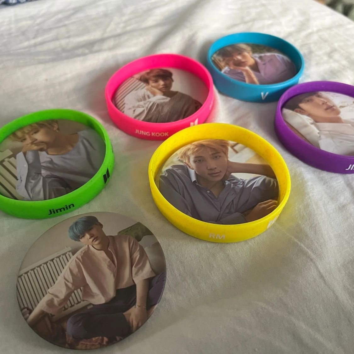 BTS armband och pins set - 1