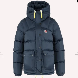 SÖKER!!!  - Jag söker en fjällräven i svart, blå eller grön färg. Nyskick och inga defekter, gärna storlek S men xs och m funkar, kontakta mig gärna! Kan betala mellan 3500-4500 kr men det går att diskuteras!