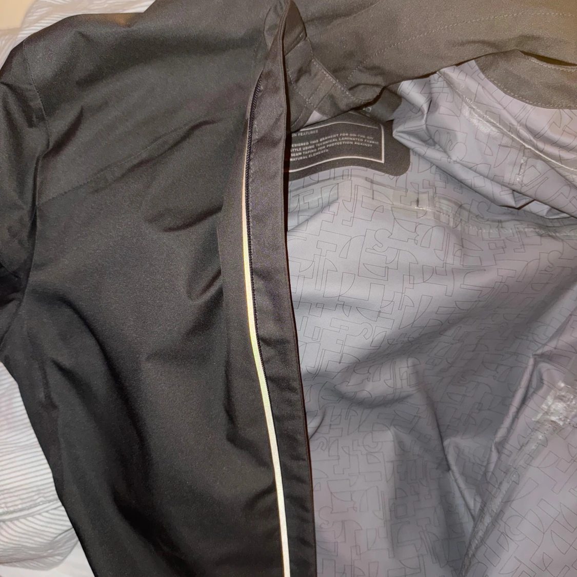 Svart vindjacka från BOSS med huva - 4