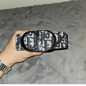 CD bälte  - Dior bälte i silver spän, oanvänd 