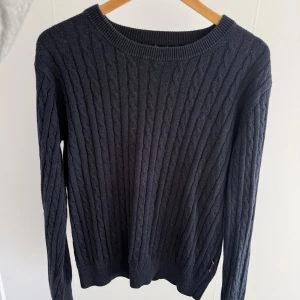 Sebago tröja  - Kabelstickad mörkblå tröja från Sebago. Nypris ligger på 1200kr. Den är i bra skick och bara att höra av er vid frågor!😊